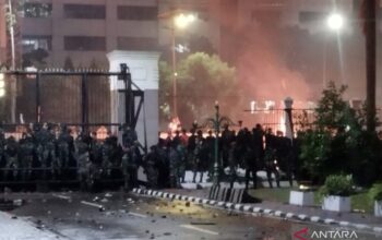 Massa Unjuk Rasa Jebol Pagar Parlemen, Aksi Berlanjut hingga Malam