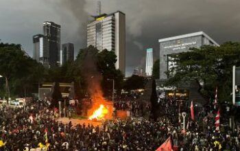 Aksi Demonstrasi Memanas di Depan Polda Metro Jaya, Jakarta