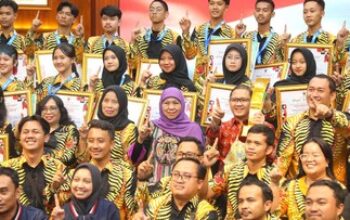 Jatim Raih Hattrick Juara Umum LKS Nasional 2025, Khofifah Berikan Bonus untuk Peserta dan Pembimbing