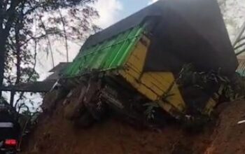 Longsor di Piket Nol Lumajang Timpas Truk, Akses Jalan Lumpuh