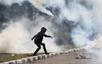 Demo Memprotes Kematian Pengemudi Ojol Dibarengi Tembakan Gas Air Mata di Jakarta