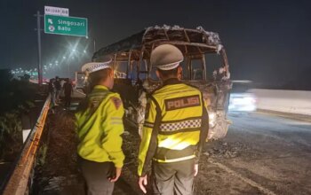 Minibus Elf Hangus Terbakar di Tol Pandaan-Malang, 12 Penumpang Selamat