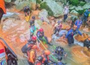 Tim SAR Evakuasi Jenazah Pria Tenggelam di Curug Seribu Bogor