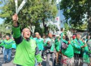 Ratusan Ojol Bagikan Bunga Mawar untuk TNI, Polri, dan Warga di Monas