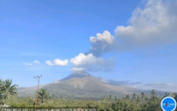 Gunung Lewotobi Laki-laki Erupsi Tujuh Kali dalam Enam Jam di NTT