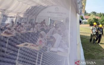 Siswa SMKN 1 Cileungsi Belajar di Tenda Darurat Usai Atap Sekolah Roboht
