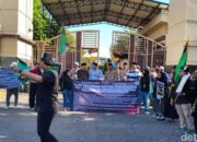 Aksi Solidaritas Mahasiswa: Salat Ghaib dan Pembakaran Ban di Sidoarjo untuk Ojol yang Meninggal