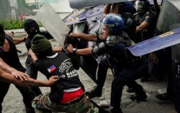 Demo Anti-Korupsi di Manila Memanas: Bentrokan dan Mobil Terbakar