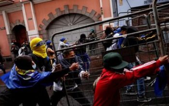 Konvoi Presiden Ekuador Diserang Saat Demo Besar-Besaran Pecah