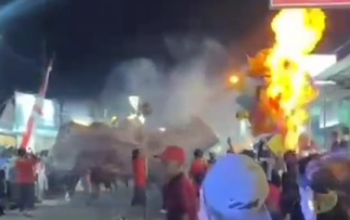 Insiden Kebakaran Balon di Karnaval Ngunut: Dua Balita Luka Bakar