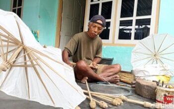 Kakek Asbani Ubah Limbah Kayu Menjadi Payung Kertas yang Populer di Blitar