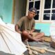 Kakek Asbani Ubah Limbah Kayu Menjadi Payung Kertas yang Populer di Blitar