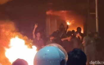 Pria Misterius Diduga Pembakar Gedung Negara Grahadi Surabaya Jadi Sorotan Publik