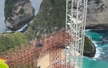 Kementerian Pariwisata Awasi Pembangunan Lift Kaca di Pantai Kelingking Nusa Penida