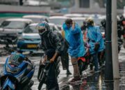 Mikroplastik Kontaminasi Air Hujan, Sumbernya dari Pakaian dan Sampah Plastik