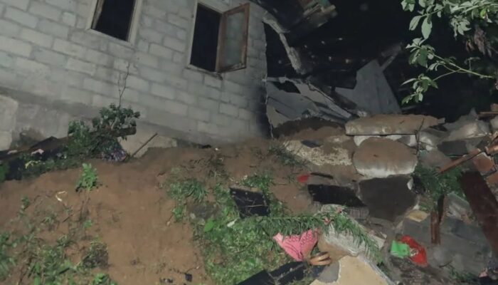 Hujan Deras di Gandusari Sebabkan Satu Rumah Roboh, Tiga Korban Luka-luka