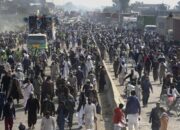 Larangan Aktivitas Partai TLP di Pakistan Setelah Bentrokan Mematikan